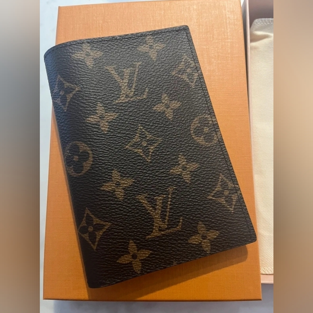 Louis Vuitton Passport Cover - Picture 2 of 9